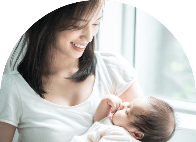 赤ちゃんを抱っこする母親