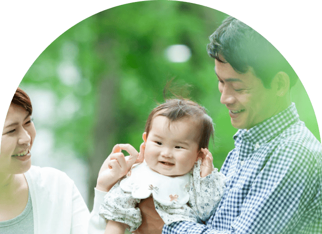 赤ちゃんを抱っこする父親