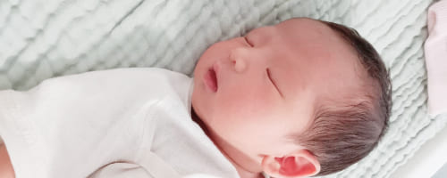 眠る赤ちゃん